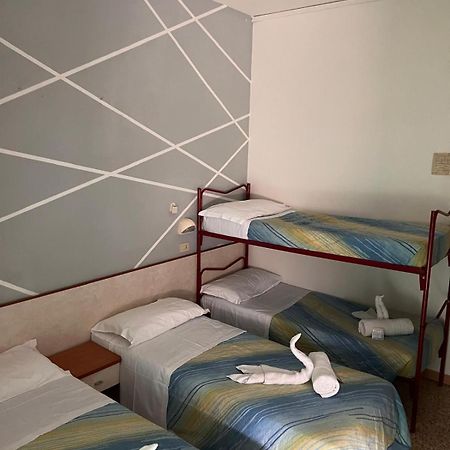 Hotel Moroni Римини Экстерьер фото