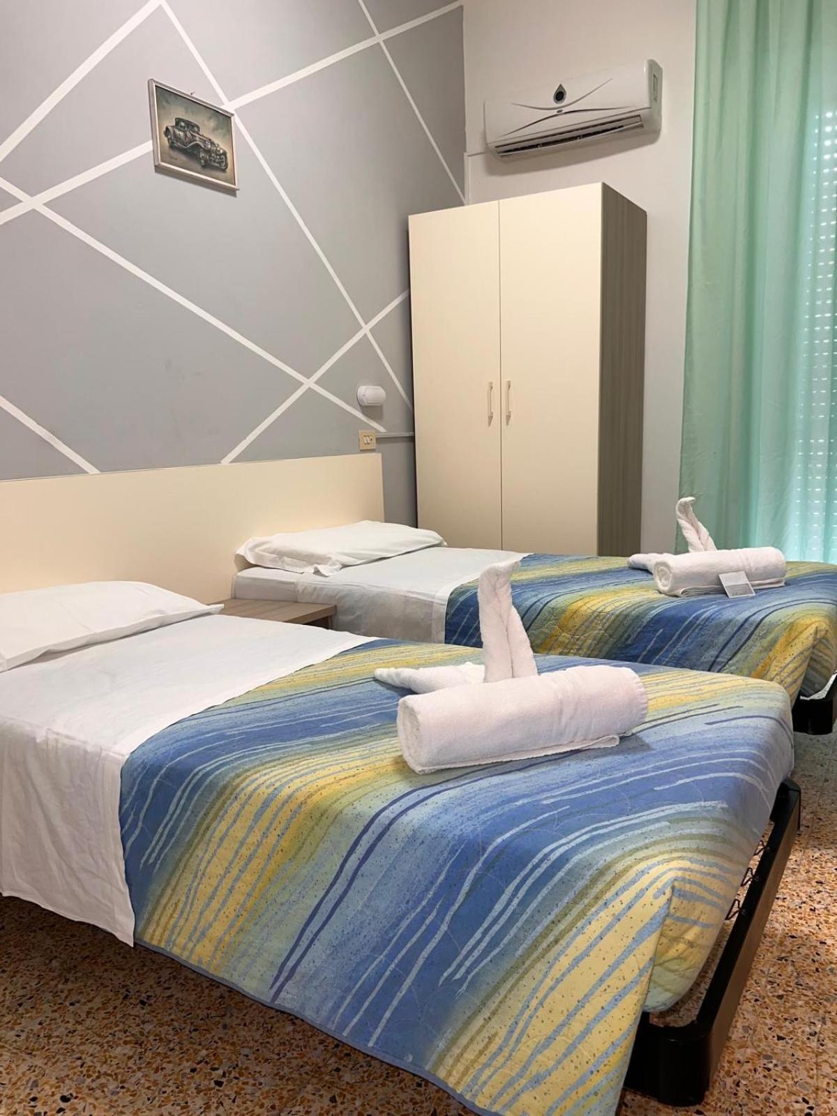 Hotel Moroni Римини Экстерьер фото