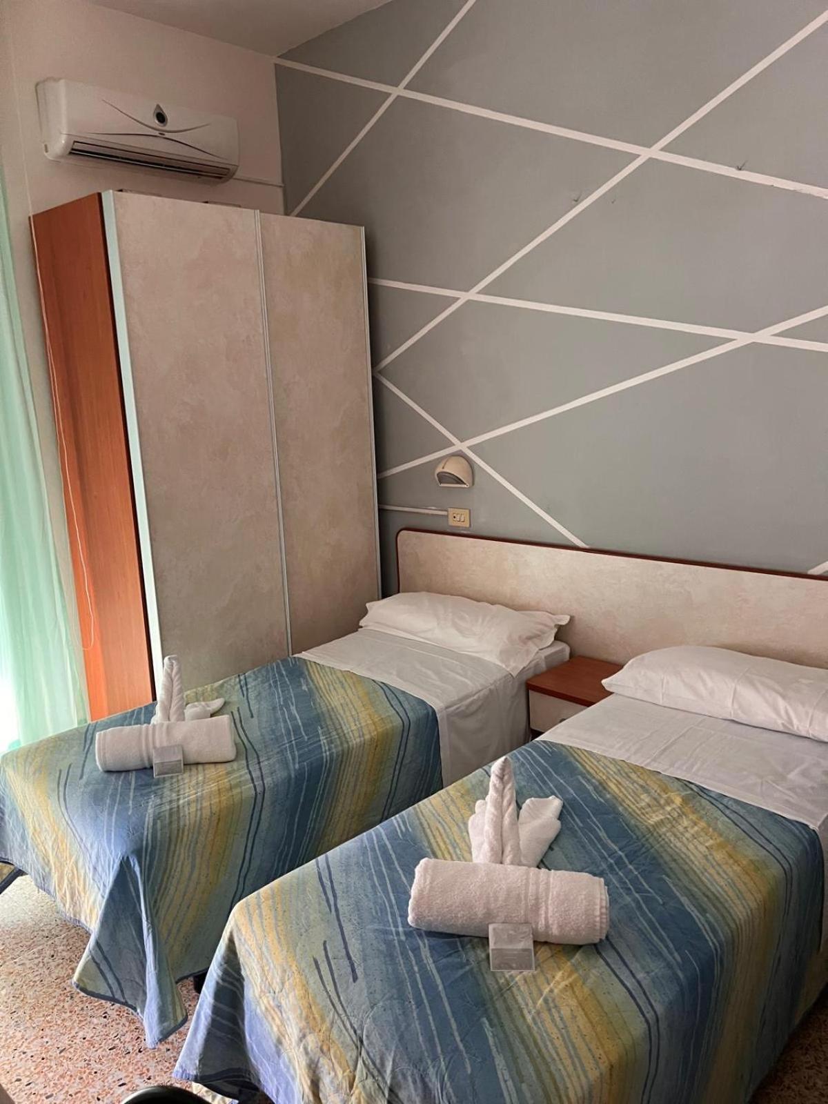 Hotel Moroni Римини Экстерьер фото